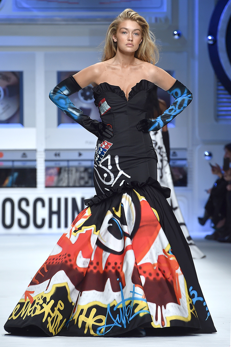 Джиджи Хадид в платье Moschino с принтом в виде граффити