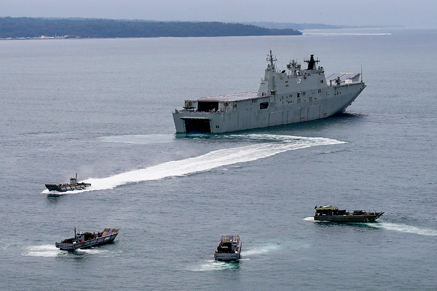 Универсальный десантный корабль-вертолетоносец ВМС Австралии. Введен в эксплуатацию в 2015 году. Как и &laquo;Канберра&raquo;, в 2017 году после проблем с двигателем отправлен в порт
