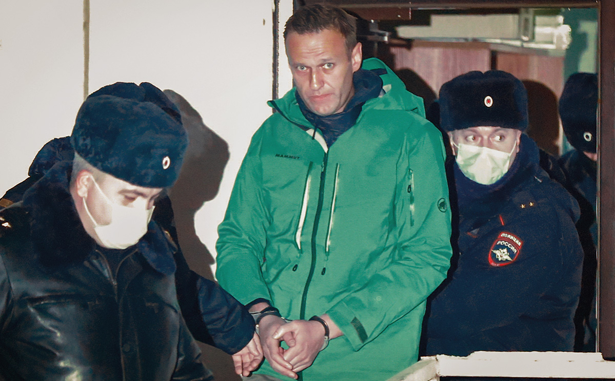 Алексей Навальный (в центре) у здания второго отдела полиции управления МВД России по городу Химки, 18 января 2021г.