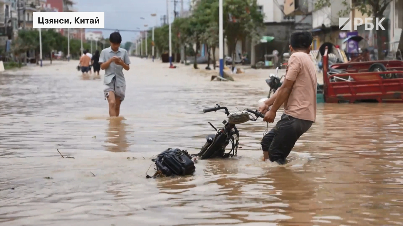 Затопило мосты и дома: кадры мощного наводнения в Китае