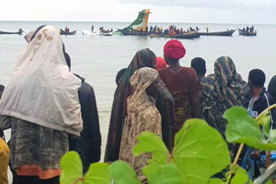 Пассажирский самолет упал в озеро Виктория в Танзании. Фоторепортаж
