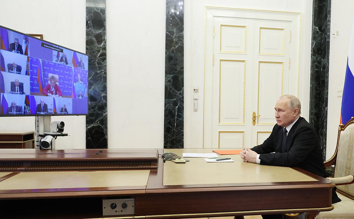 Владимир Путин в Кремле во время совещания с членами Совета безопасности&nbsp;в режиме видеоконференции