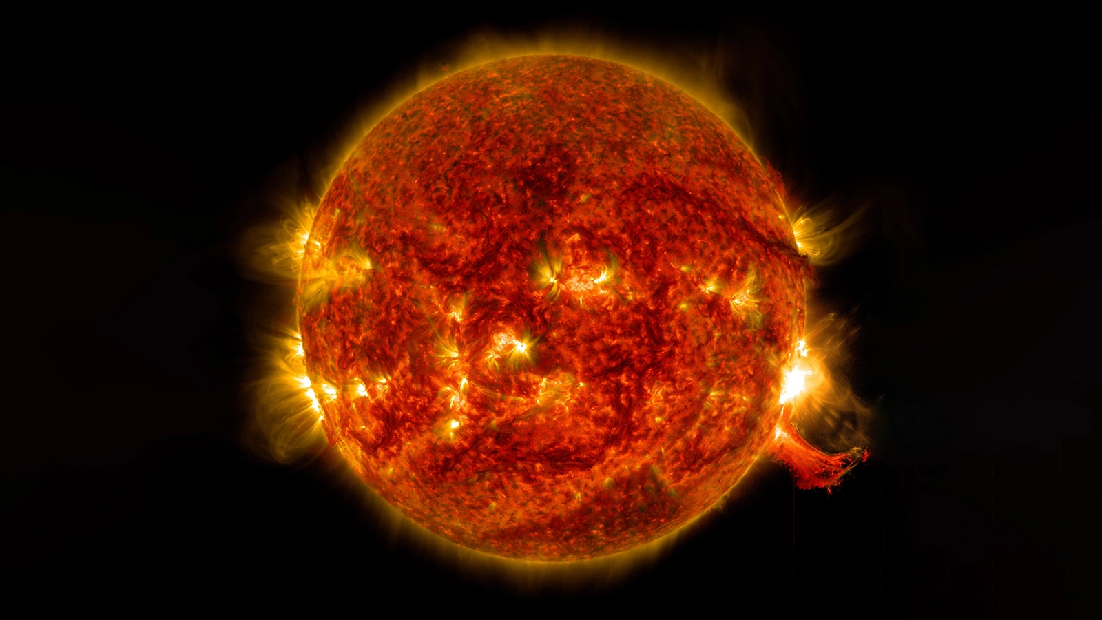 <p>Вспышка на Солнце, снимок SDO NASA (обсерватория солнечной динамики)</p>