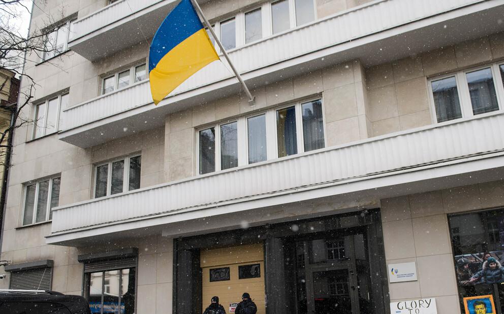 Украинцам призывного возраста запретили консульские услуги за рубежом