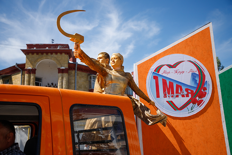 Автомобиль на шествии в честь Дня труда в Приднестровье