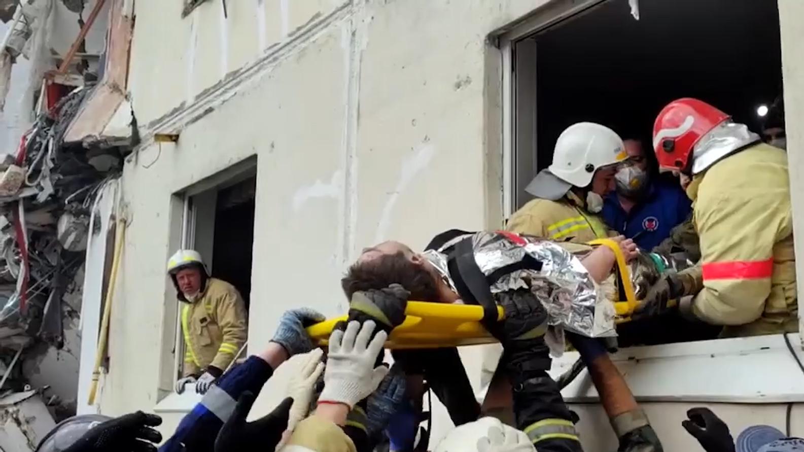 Сотрудники МЧС спасли мужчину из-под обломков дома в Белгороде