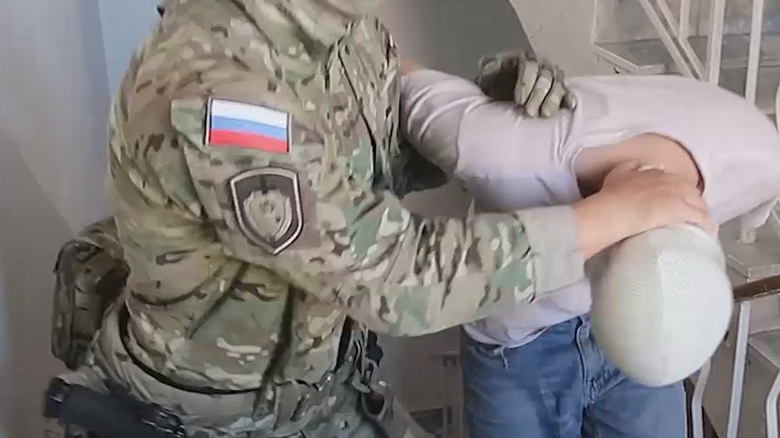 ФСБ показала кадры задержания работавшего на Украину шпиона из Африки