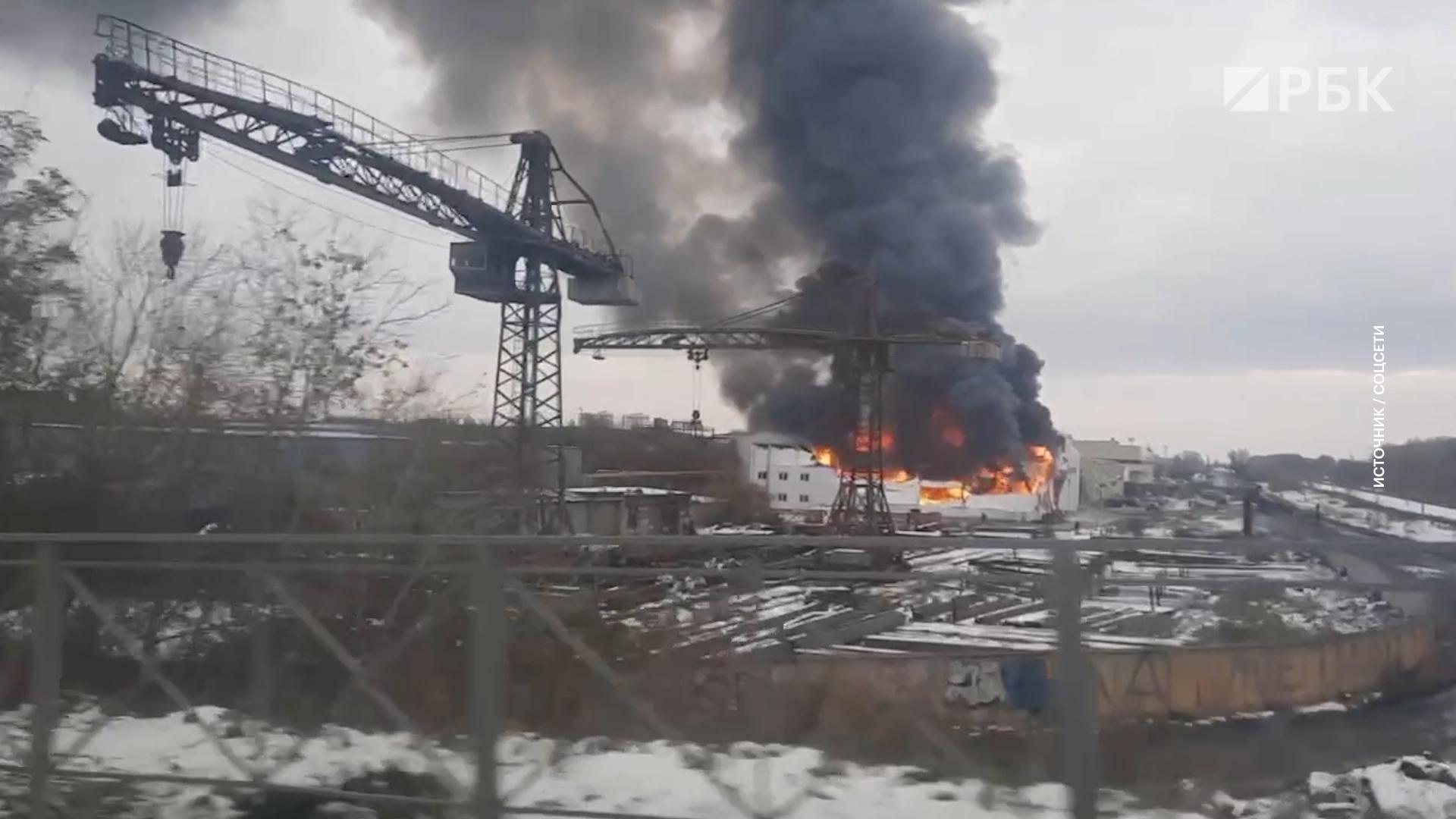 Крупный пожар начался на складе в Новосибирске, вызван пожарный поезд