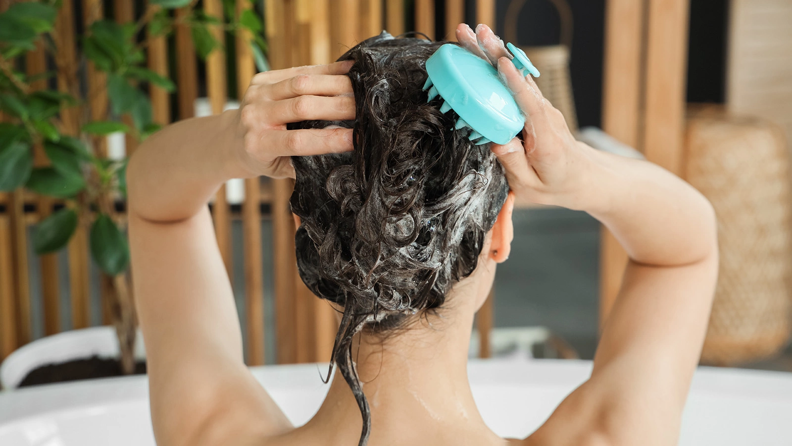 Если слишком долго не мыть голову, то может появиться зуд, шелушение, начаться выпадение волос