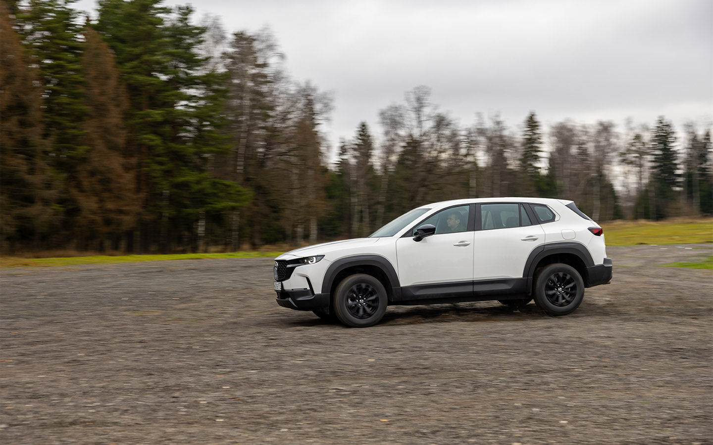 Чего-чего, а драйверских амбиций у Mazda CX-50 не отнять. Автомобиль послушен и покладист, предсказуем и тверд на любом покрытии и вне его