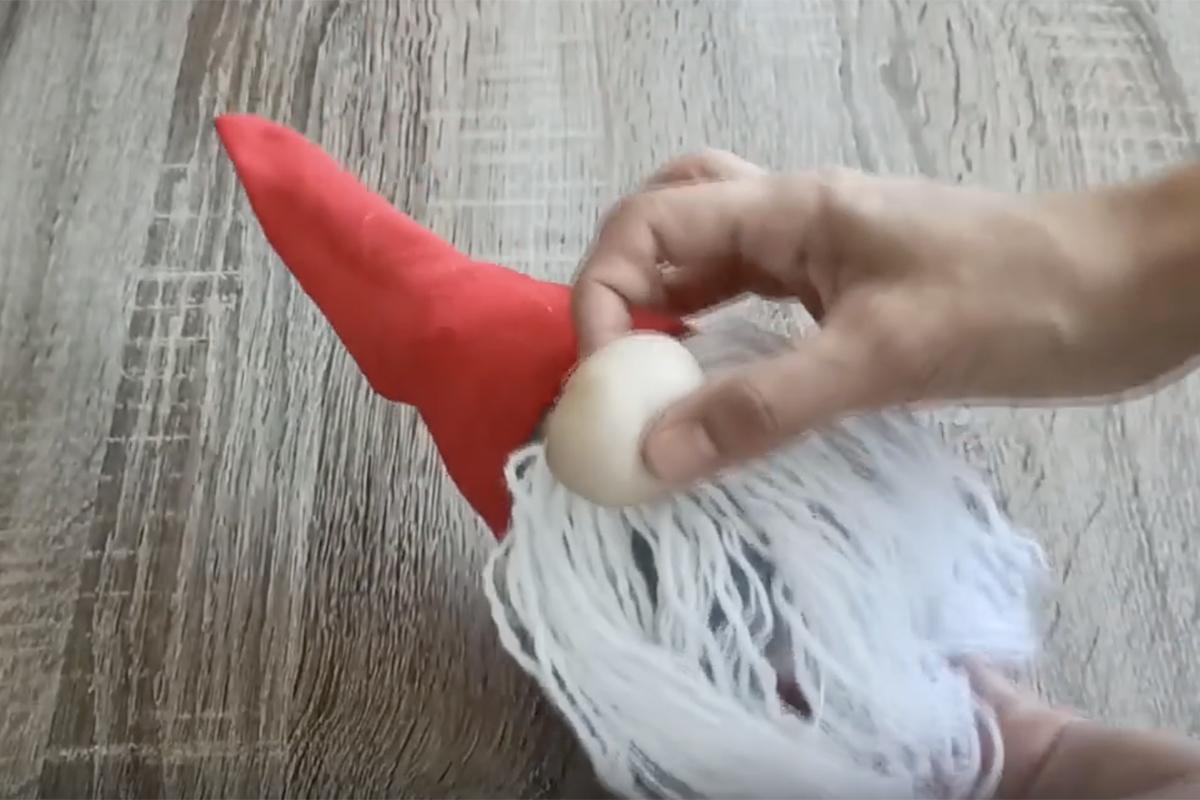 Как сделать новогоднего гнома из носков