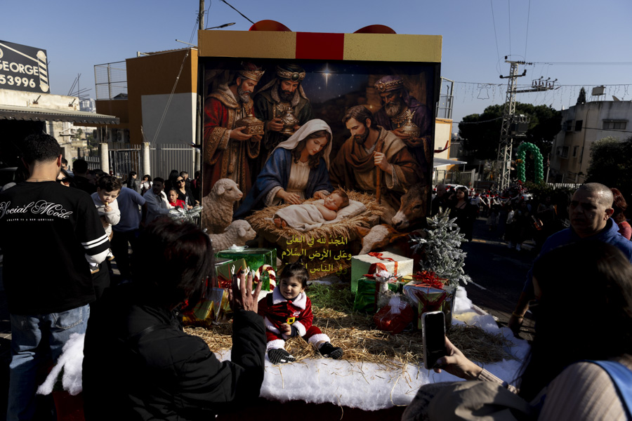 Традиционный рождественский парад в Назарете, Израиль. В этом городе, согласно Новому Завету, Иисус провел детство и юность. Доля христиан среди населения современного города оценивается от 20 до 30%, остальные горожане&nbsp;&mdash; мусульмане.