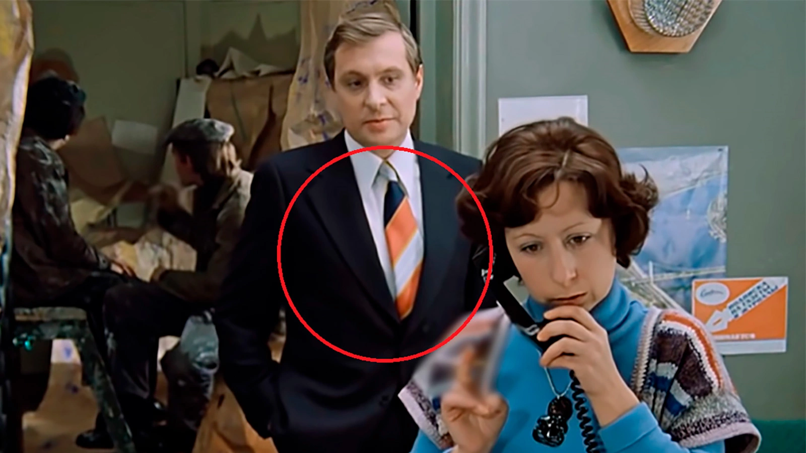 С галстуком что-то не так. В «Служебном романе» нашли странный киноляп
