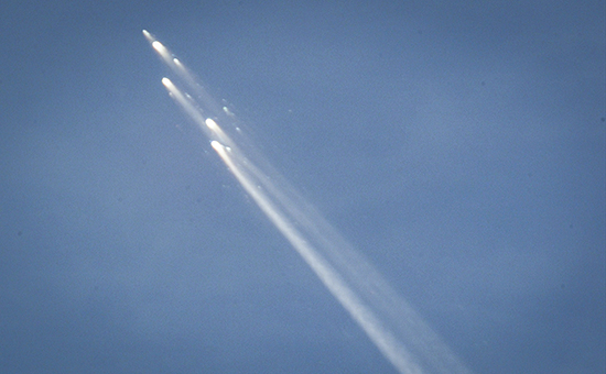 Сгорающие в атмосфере обломки российской космической станции «Мир», затопленной 23 марта 2001 года в Тихом океане