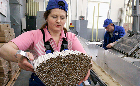 Сотрудница фабрики &laquo;Лиггетт-Дукат&raquo; во время подготовки сигарет к упаковке. Архивное фото