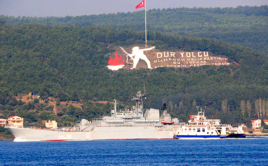 Большой десантный корабль &laquo;Цезарь Куников&raquo; ​проходит через&nbsp;пролив Дарданеллы в&nbsp;Турции, 4 октября 2015 года