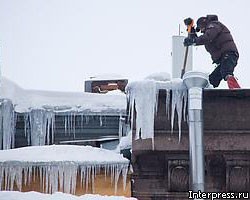 Смольный предъявил требования к уборке снега и наледи с крыш 