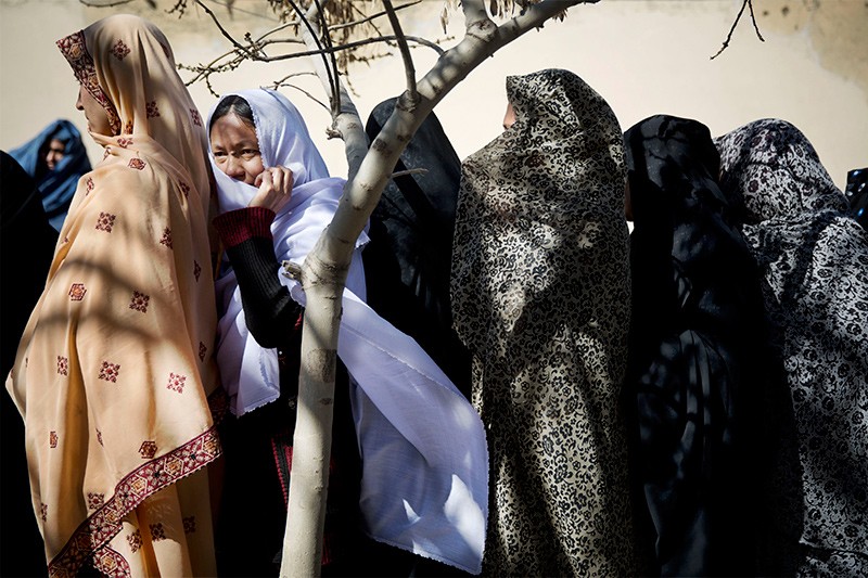 18 марта 2014 г.Афганские женщины выстроились в очередь, чтобы сфотографироваться для получения карточки избирателя. Она необходима всем желающим проголосовать на предстоящих выборах.