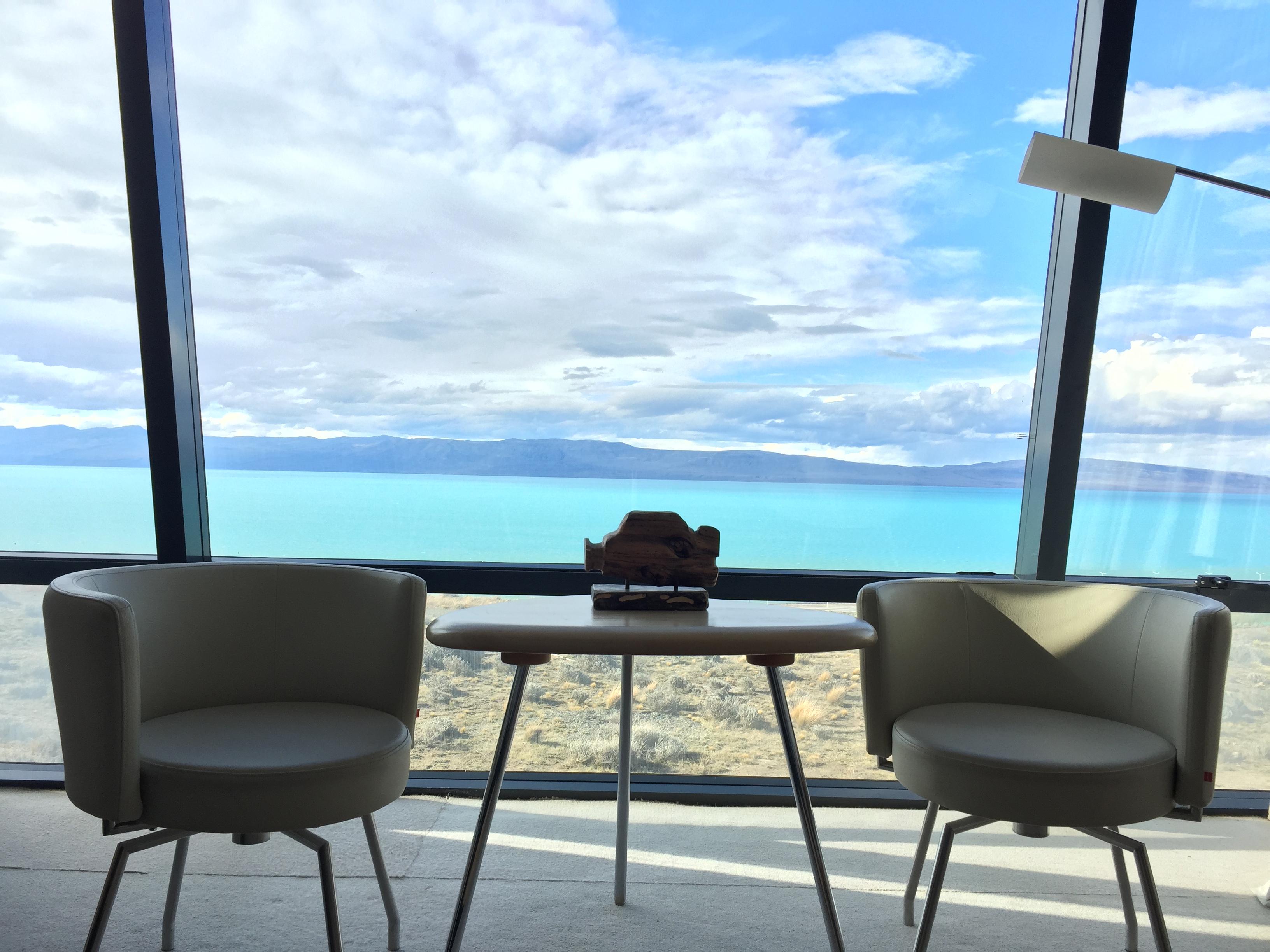 Вид на бирюзово-синее озеро Лаго-Архентино из окон номера в Design Suites Calafate