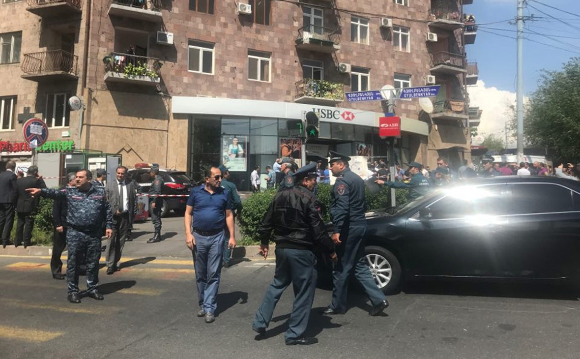 Нападение в ереване. Банк Ереван ограбление. Полиция Еревана. Перестрелка в Ереване на вернисаже.