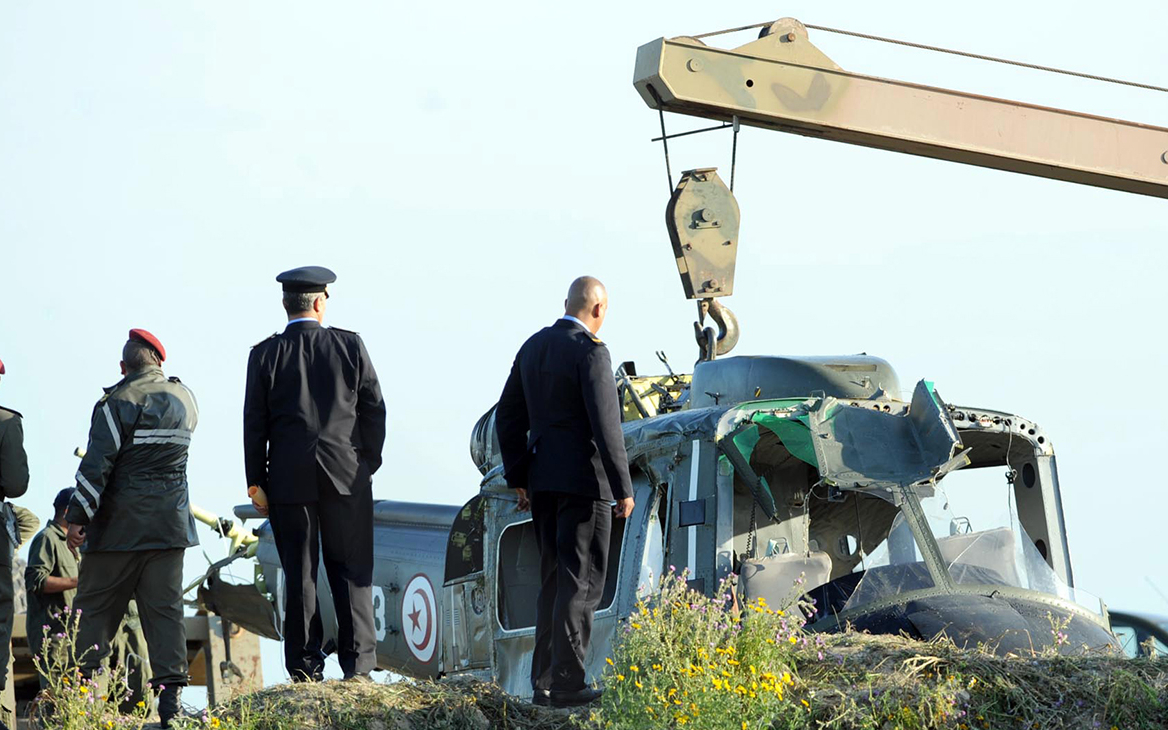 В Тунисе трое военнослужащих погибли при крушении вертолета