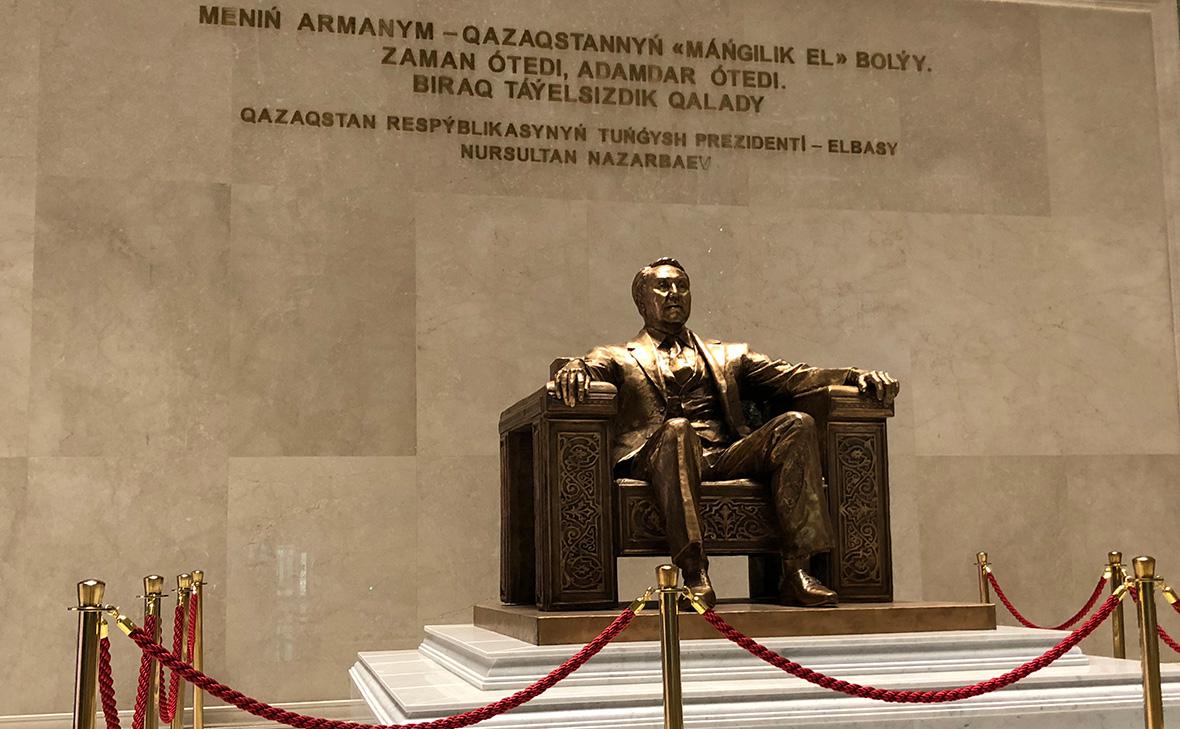 Памятник Нурсултану Назарбаеву в главном холле Национального музея Республики Казахстан