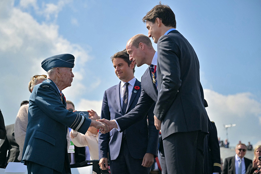 Принц Великобритании Уильям (справа в середине) пожал руку канадскому ветерану Второй мировой войны. Рядом с британским принцем стоят премьер-министр Франции Габриэль Атталь (на фото по центру) и премьер-министр Канады Джастин Трюдо. Они участвовали в церемонии в честь высадки в Нормандии на пляже Джуно-Бич, куда десантировалась часть союзных сил, в том числе канадских.
