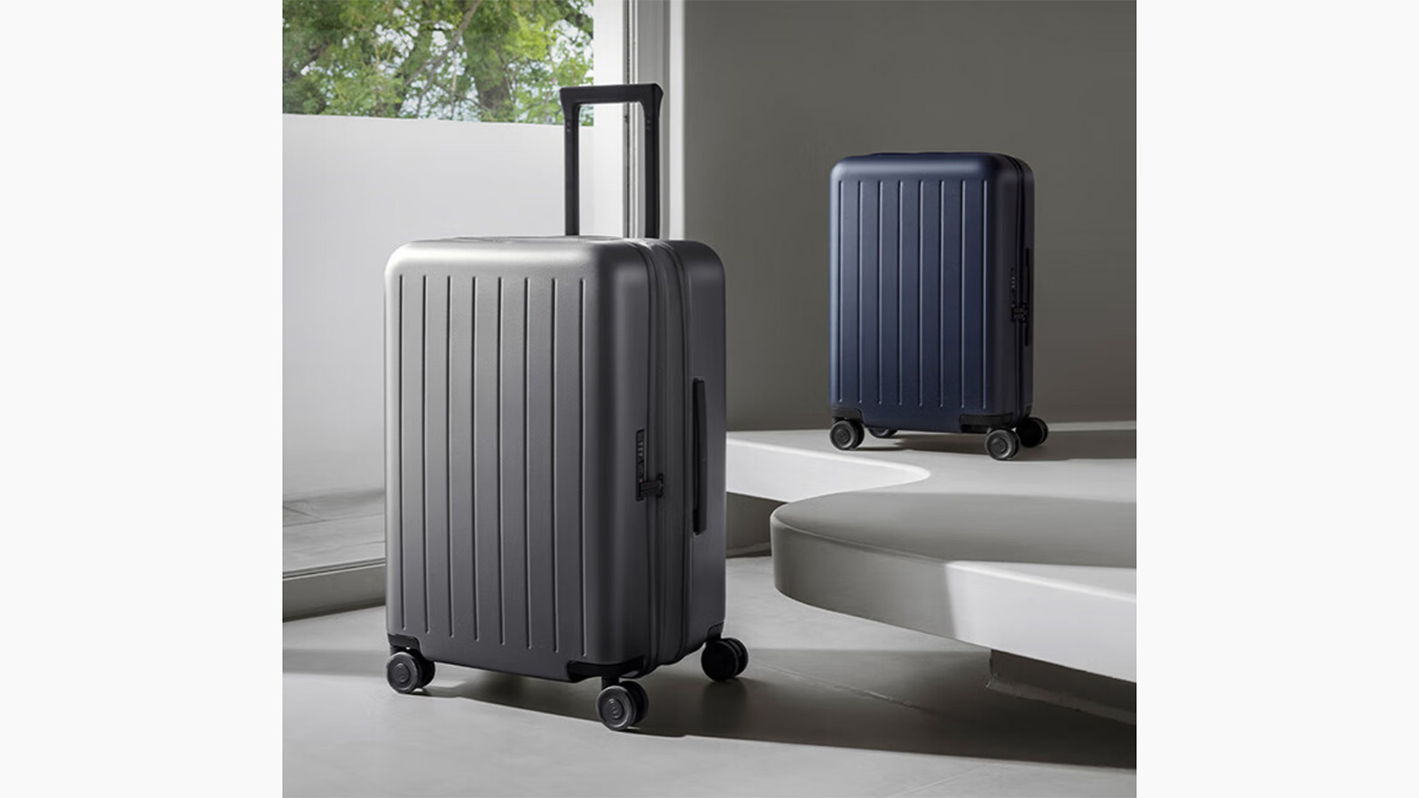 <p>Расширяющийся чемодан Mijia представлен в двух размерах, в сером и синем цветах</p>