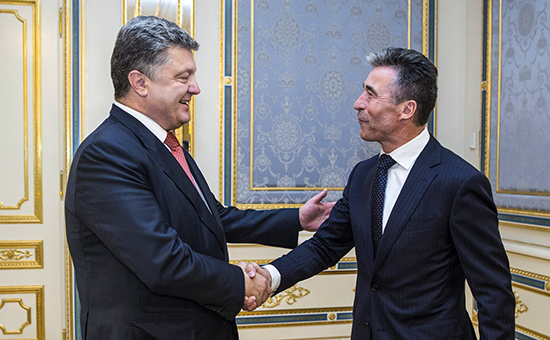 Президент&nbsp;Украины&nbsp;Петр&nbsp;Порошенко&nbsp;и&nbsp;бывший&nbsp;генеральный&nbsp;секретарь НАТО Андерс Фог Расмуссен (слева направо)


