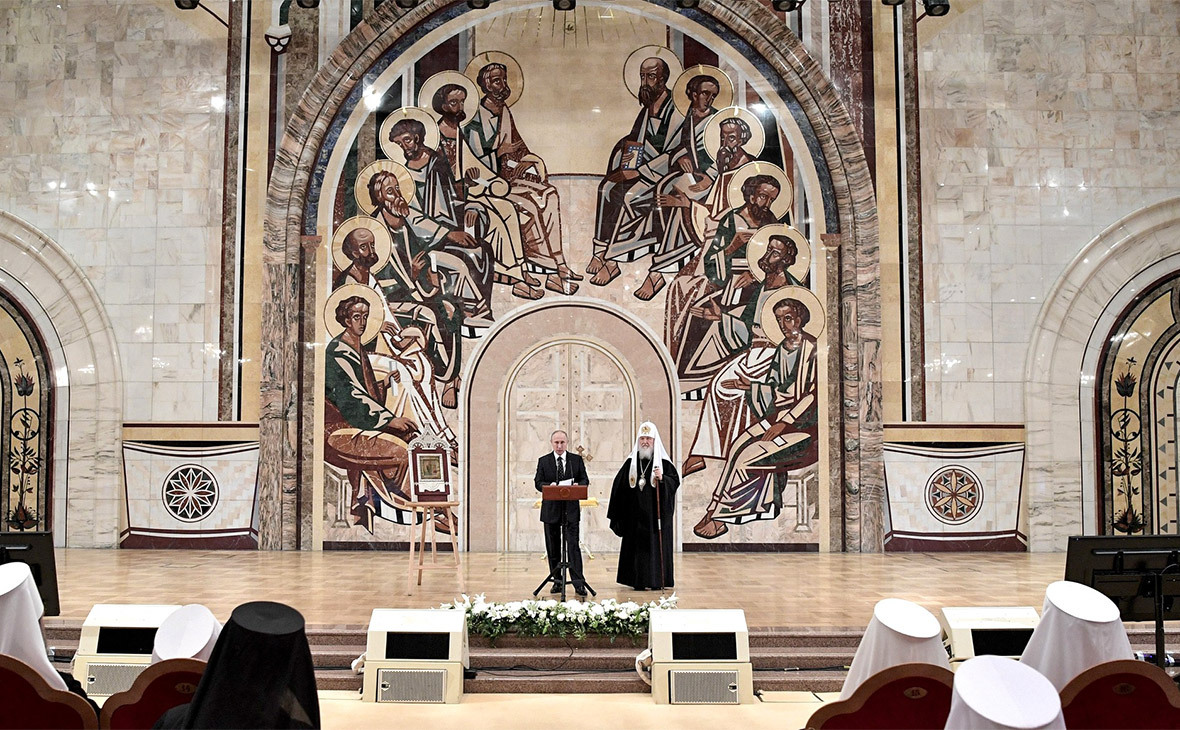 Владимир Путин и патриарх Кирилл (в центре) на заседании Архиерейского собора Русской православной церкви в храме Христа Спасителя