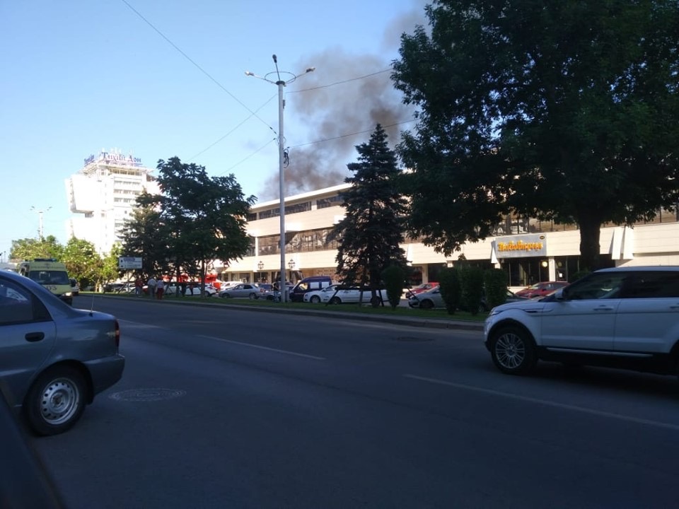 В центре Ростова тушат пожар в ресторане Portland