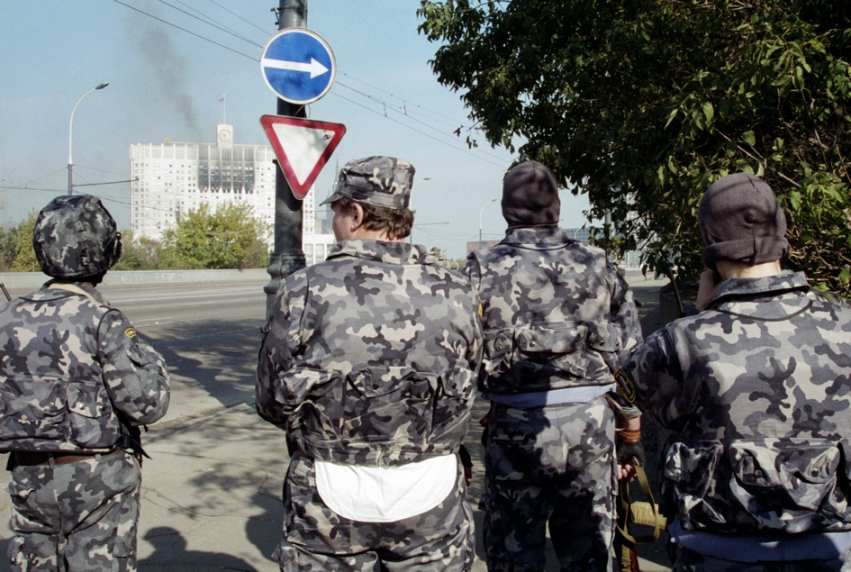 Военные перед Белым домом во время вооруженного конфликта