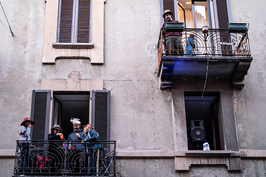 Соседи слушают устроенный одним из них dj-сет, танцуют и пьют вино. Милан
