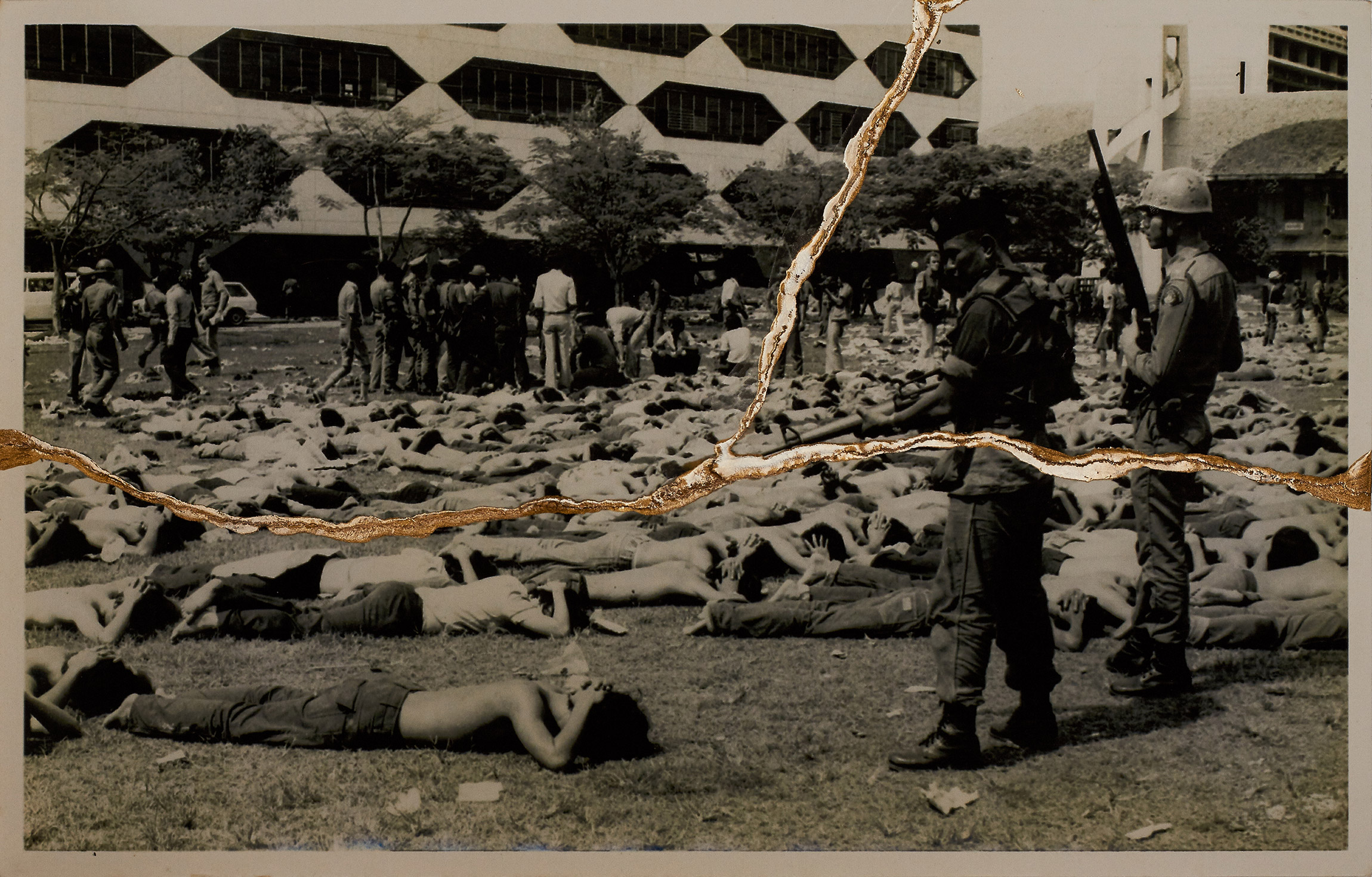 Автор:  Чаринторн Рачурутчата, Таиланд.

&laquo;Воля помнить&raquo;.

Проект сопоставляет снимки расстрела студентов 6 октября 1976 года в Университете Таммасат (на фото&nbsp;&mdash; архивный кадр) с фотографиями, сделанными во время продемократических протестов 2020&ndash;2022 годов. В 1976 году силовики и ультраправые открыли огонь по студентам, протестовавшим против возвращения в страну бывшего премьер-министра, фельдмаршала Танома Киттикачона.

Фотограф использует японский метод реставрации кинцуги, разрывая фотографии и затем исправляя их лаком и золотой пудрой, что символизирует превращение травмы в надежду
