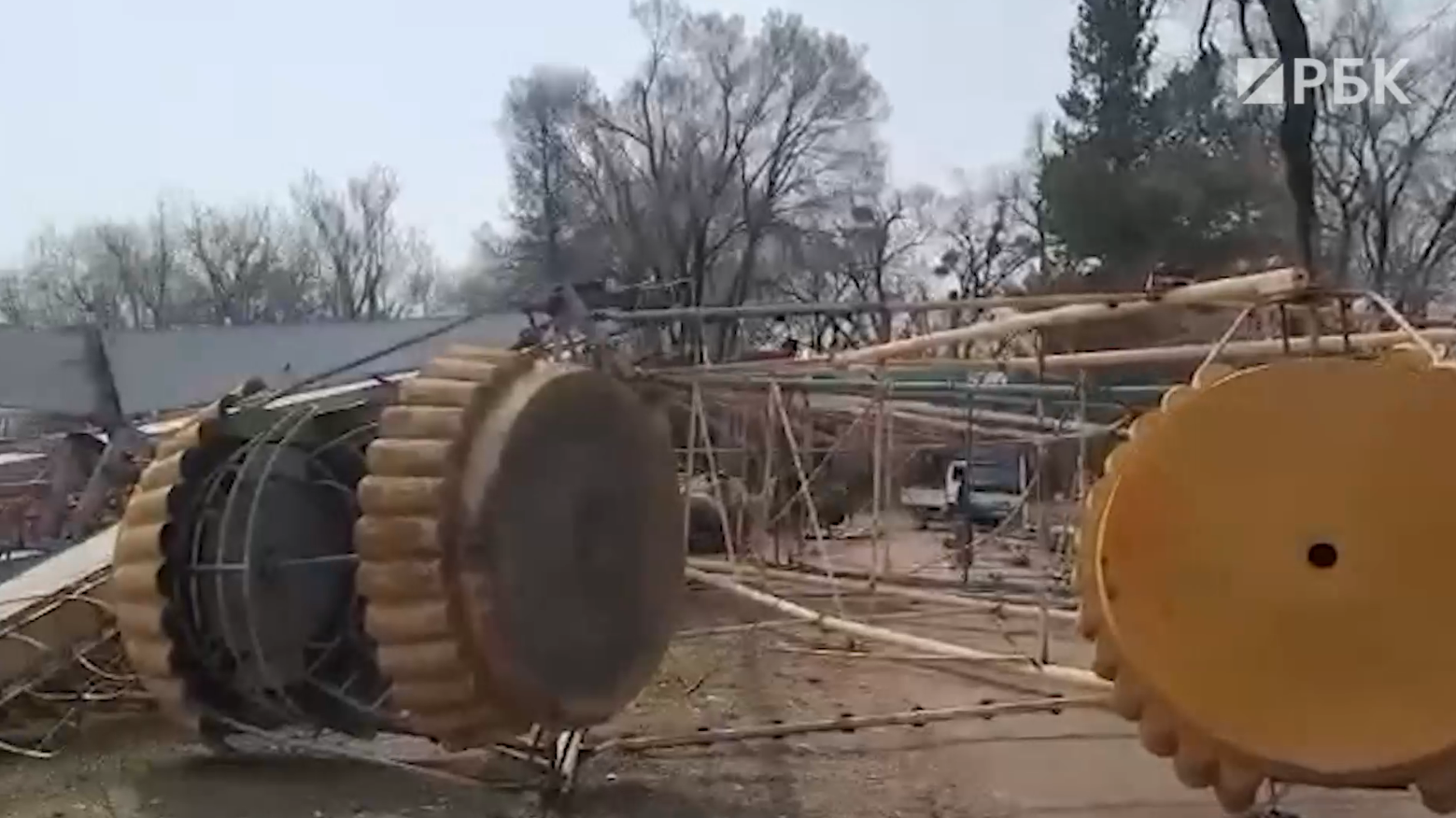 В городе в Приморье повалили колесо обозрения. Видео