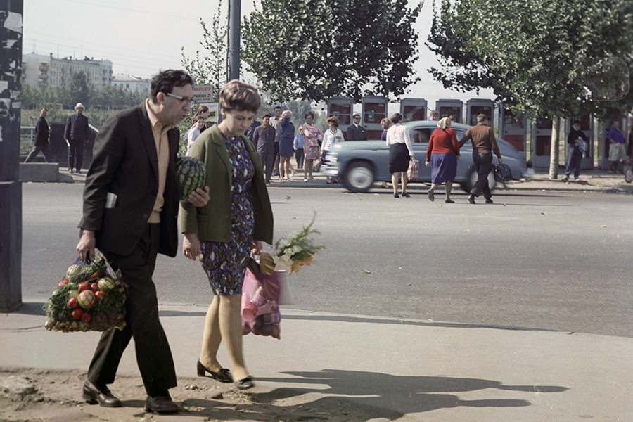 В 1969 году вышел фильм Митты &laquo;Гори, гори, моя звезда&raquo;, главные роли в котором сыграли Олег Табаков, Олег Ефремов и Леонид Куравлев. В 1972&nbsp;году на экранах показали еще одну работу Митты&nbsp;&mdash; музыкальную комедию &laquo;Точка, точка, запятая...&raquo; по повести Михаила Львовского &laquo;Прыжок в высоту&raquo; (на фото&nbsp;&mdash; кадр из фильма). Лента снова была посвящена детям и школе&nbsp;&mdash; в центре внимания оказалась история взросления восьмиклассника Леши Жильцова. Роль отца Леши исполнил Юрий Никулин, роль матери&nbsp;&mdash; Татьяна Никулина. В&nbsp;1973 году Митта получил приз за лучший детский фильм на Всесоюзном кинофестивале в Алма-Ате.