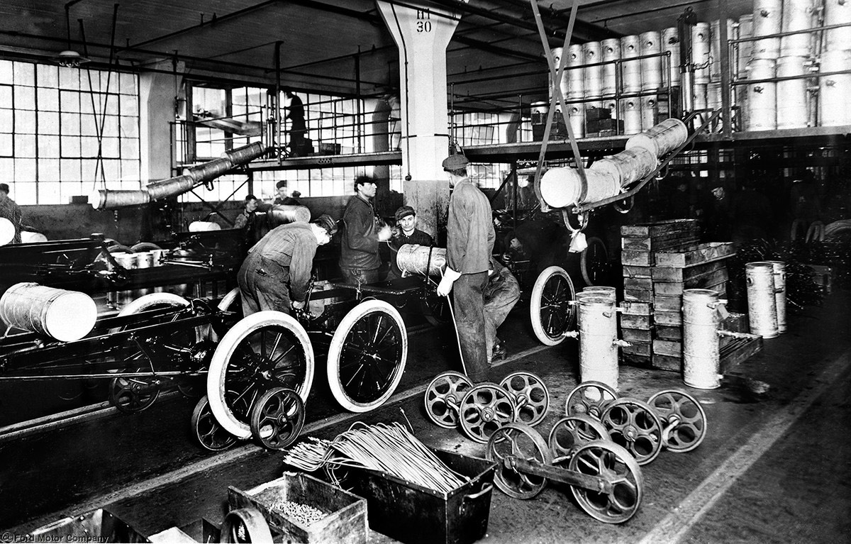В 1913 году на заводе в Хайленд-Парке Генри Форд представил первую движущуюся сборочную линию для автомобилей. За 18 месяцев на создание модели T ушло всего 1,5 человеко-часа. Так родилась современная автомобильная промышленность