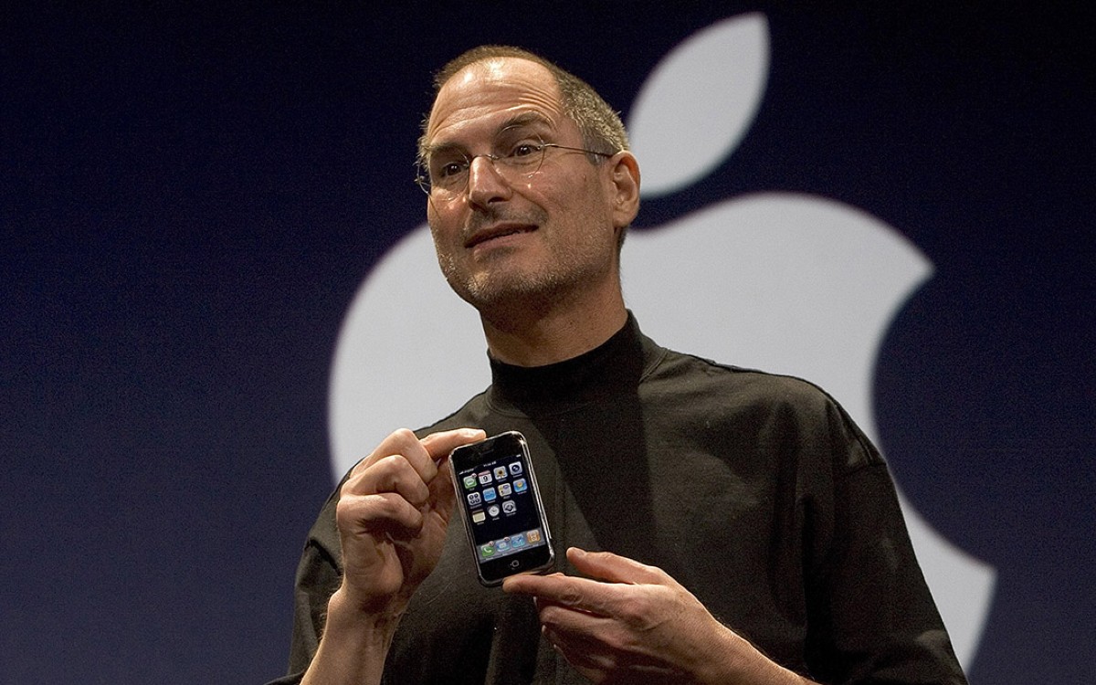 Первый iphone год выпуска. Стив Джобс Аппле. Стив Джобс 2007. Стив Джобс 2007 iphone. Стив Джобс с айфоном.