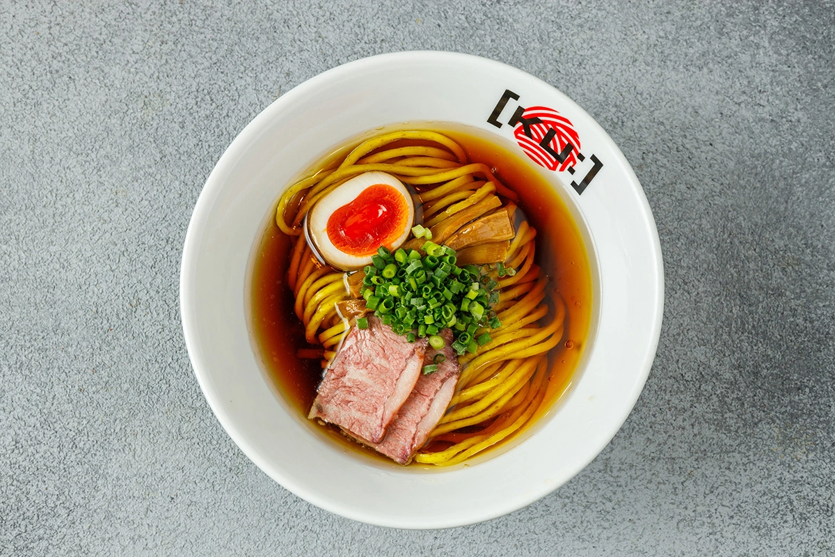 Во всех точках сети меню раменов одинаково: сёю, сио, утиный сёю, цукэмен