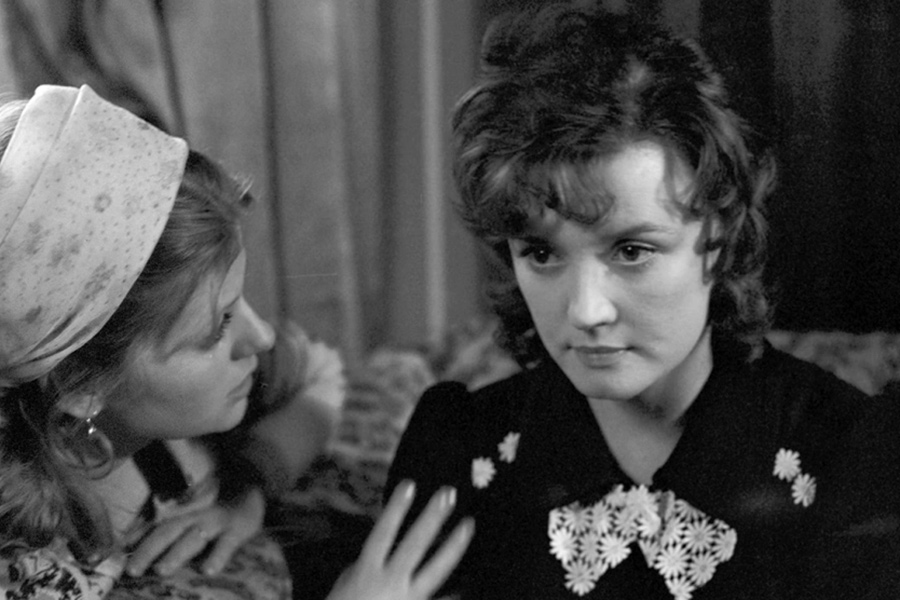 Народная артистка России получила мировую известность благодаря роли Катерины в фильме &laquo;Москва слезам не верит&raquo;, которая в 1981&nbsp;году получила премию &laquo;Оскар&raquo; в номинации &laquo;Лучший фильм на иностранном языке&raquo;.

Среди других знаковых кинокартин с ее участием&nbsp;&mdash; &laquo;Завтра была война&raquo;, &laquo;Время желаний&raquo;, &laquo;Ширли-мырли&raquo;, &laquo;Зависть богов&raquo;. Алентова посвятила работе в кино и театре больше 60 лет. Большую часть творческой жизни она прослужила в театре имени Пушкина, где играла вплоть до самой смерти.

Актриса преподавала во ВГИКе, где вместе с супругом Владимиром Меньшовым вела актерско-режиссерскую мастерскую. В браке с Меньшовым Алентова прожила больше 60 лет, режиссер скончался в 2021 году от последствий коронавирусной инфекции.

Читать больше