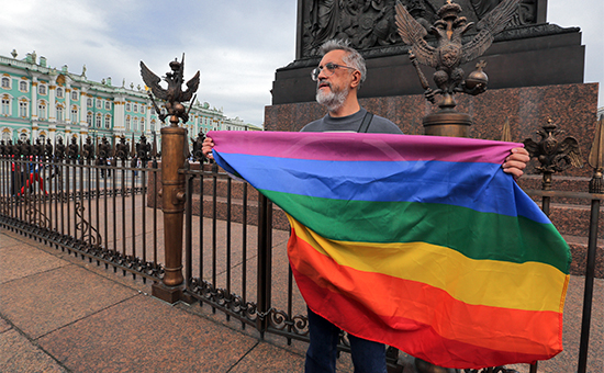 ЛГБТ-активист во время одиночного пикета против ненависти и нетерпимости на Дворцовой площади. Архивное фото