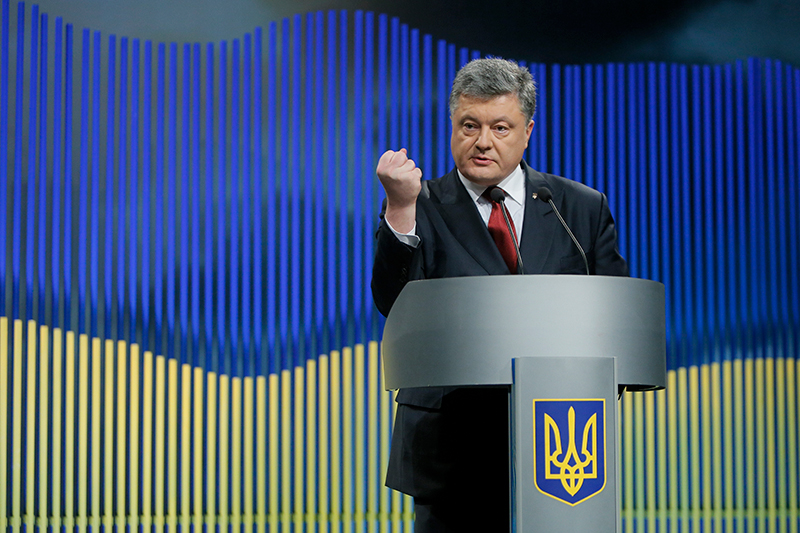 Президент Украины Петр Порошенко 

В среду, 9 марта, Порошенко рассказал об&nbsp;усилиях, предпринятых Киевом для&nbsp;освобождения Савченко: &laquo;В последние дни мы предприняли все возможные меры для&nbsp;того, чтобы&nbsp;обеспечить международное давление на&nbsp;Россию как&nbsp;со&nbsp;стороны&nbsp;ЕС,&nbsp;США, так и&nbsp;других наших стран-партнеров, требуя немедленного, без&nbsp;каких-либо условий, освобождения Надежды Савченко из&nbsp;заключения и&nbsp;возвращения ее в&nbsp;Украину&raquo; (цитата по&nbsp;&laquo;Интерфаксу&raquo;)
