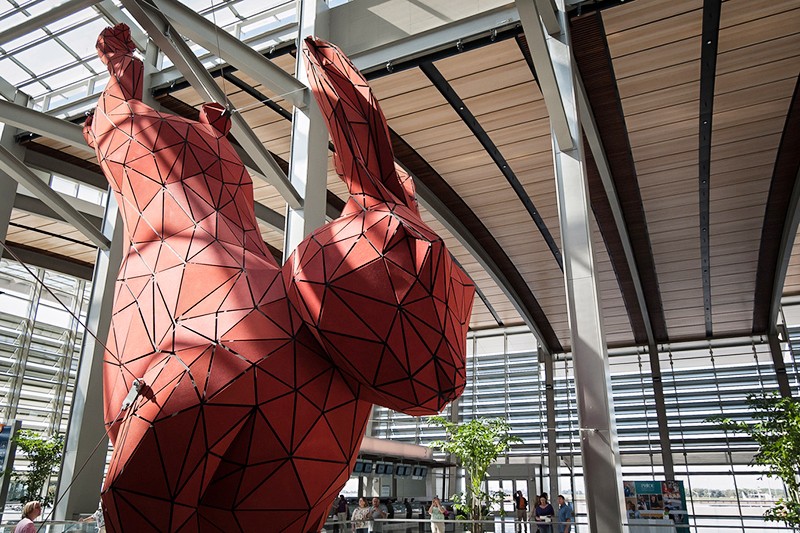 Leap ("Прыжок") Скульптор Лоренс Арджент разместил огромного красного зайца в новом терминале аэропорта в Сакраменто (штат Калифорния, США). 17-метровый кролик весит 4,5 т. Объект сделан из алюминия и подвешен к потолку на тросах. Создание "Прыжка"» заняло около трех лет.