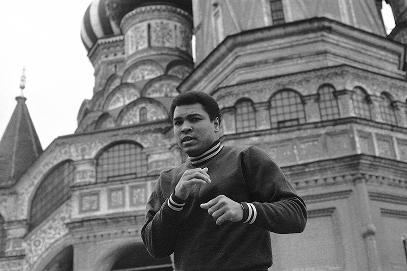 13 июня 1978 года. Мохаммед Али возле собора Василия Блаженного во время 12-дневной поездки в СССР


