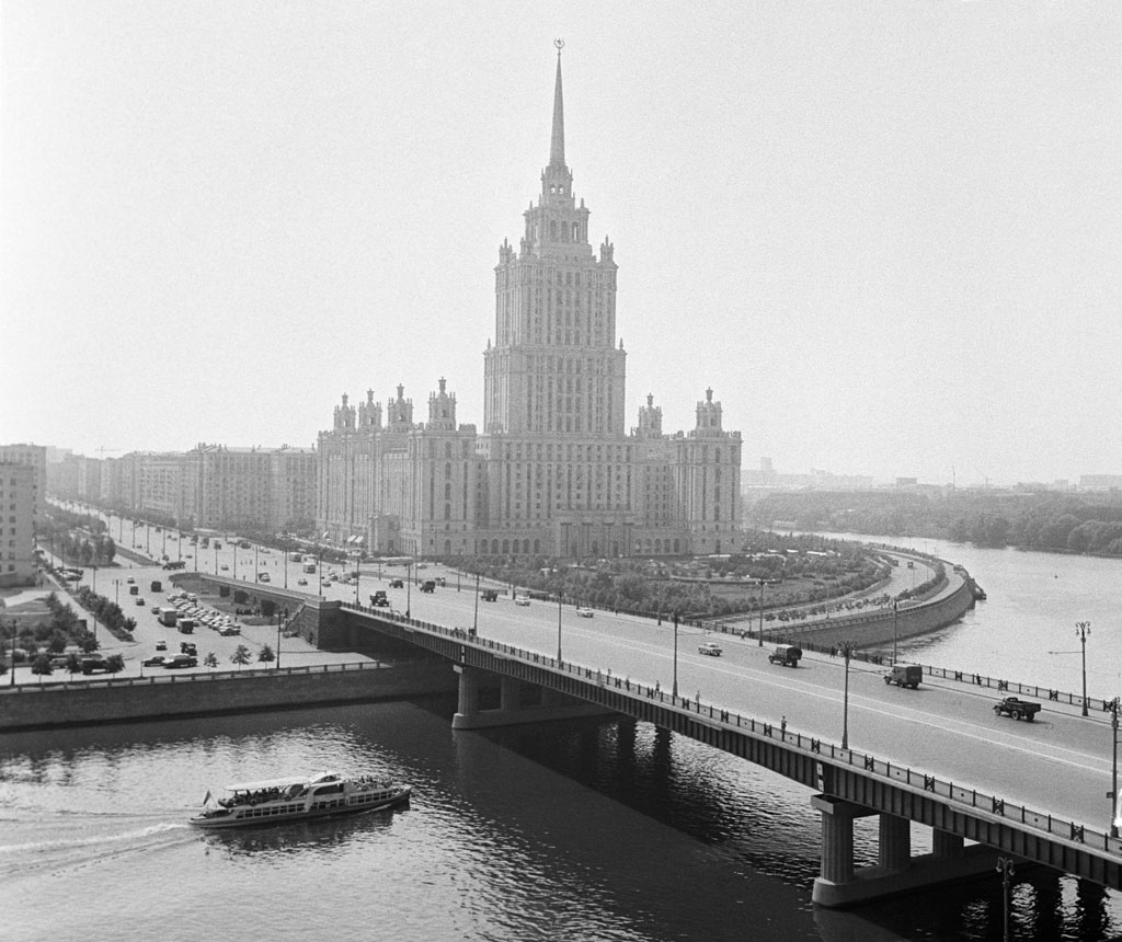Вид на&nbsp;Новоарбатский мост и&nbsp;гостиницу &laquo;Украина&raquo;,1963 год