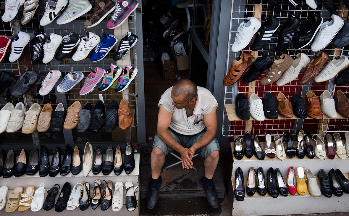 В каких магазинах можно купить обувь. Рынок обуви. Торговля обувью на рынке. Базар обуви. Кроссовки с рынка.