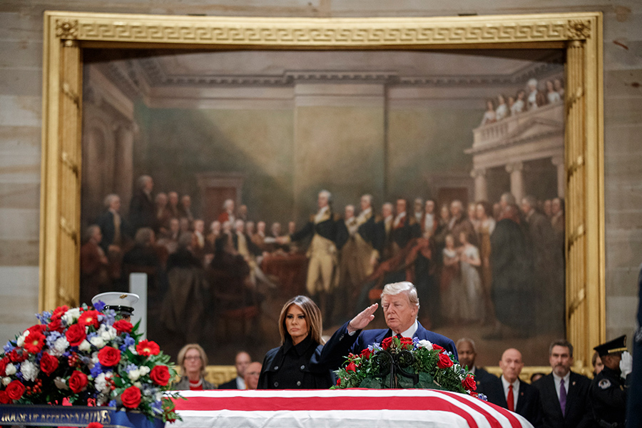 Церемонию прощания посетили президент США Дональд Трамп с женой Меланией