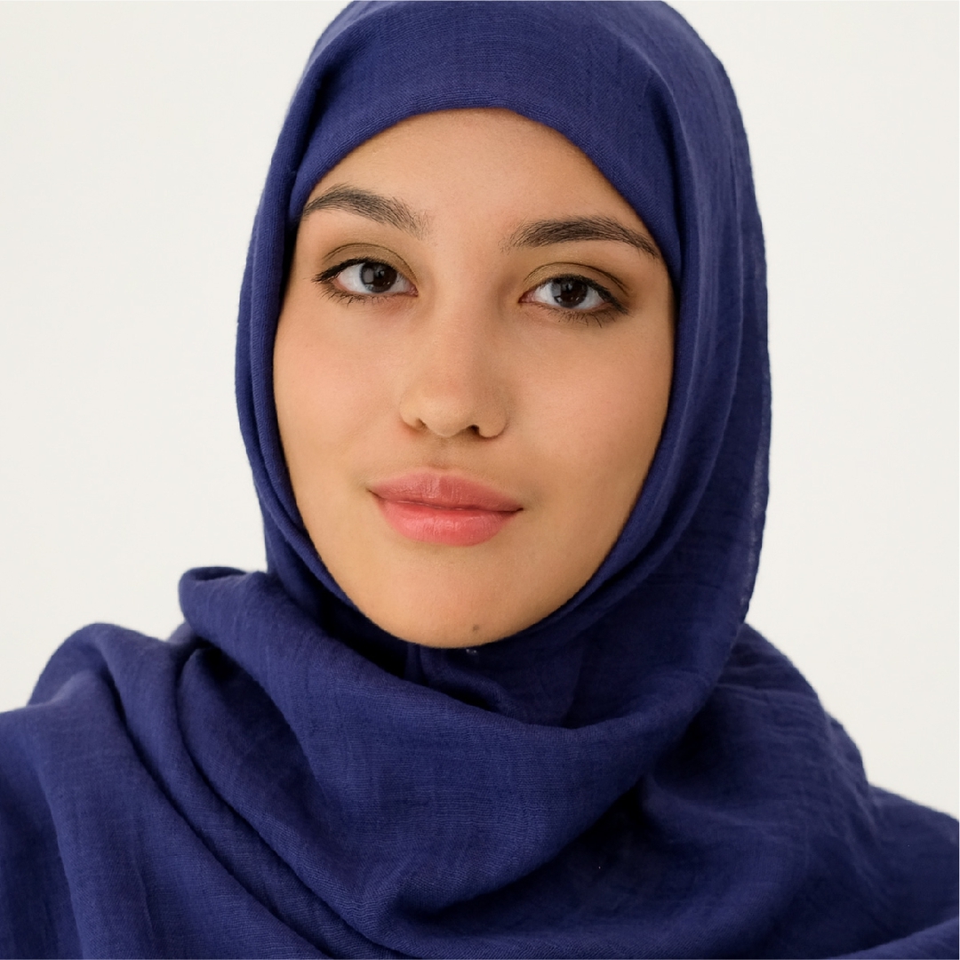 Лицом новой рекламной компании ретейлера одежды Gloria Jeans стала девушка в хиджабе. Таким образом, по словам ​основателя компании Владимира Мельникова, компания ​решила &laquo;отдать дань уважения и тем, кто исповедует ислам, а также дать понять, что мы создаем одежду для всех&raquo;