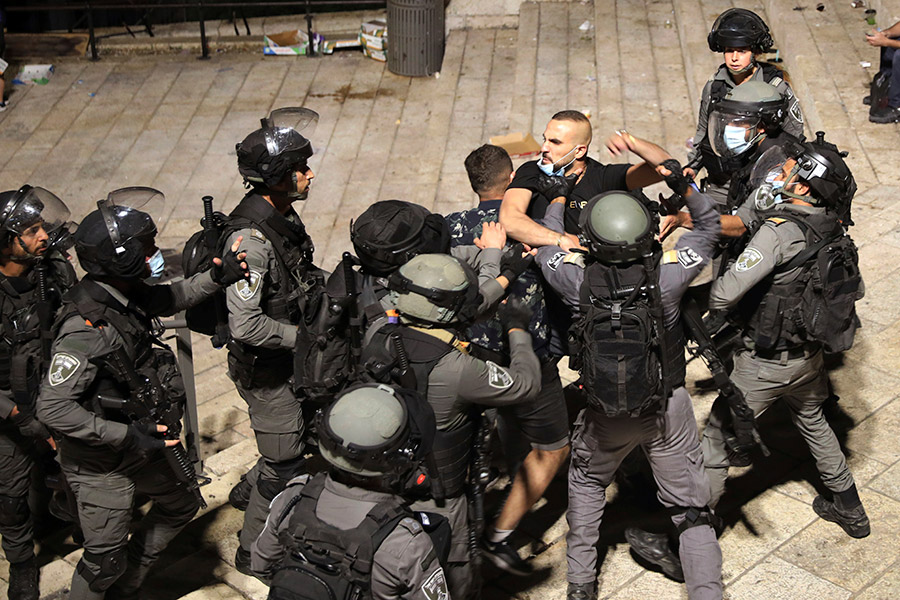 Израильская полиция задерживает протестующего палестинца у Дамасских ворот в Старом городе Иерусалима, 11 мая.

В середине апреля палестинцам запретили собираться у этих ворот, где они традиционно проводили время в Рамадан. Такое решение местные власти объяснили мерами безопасности