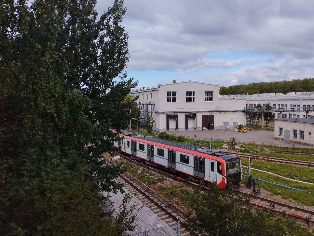 Как в Москве: жителям Петербурга показали новые поезда метро — РБК